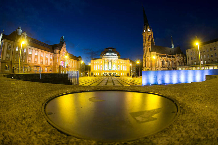 Der Theaterplatz mit Kunstsammlungen (l.) und Oper (M.).