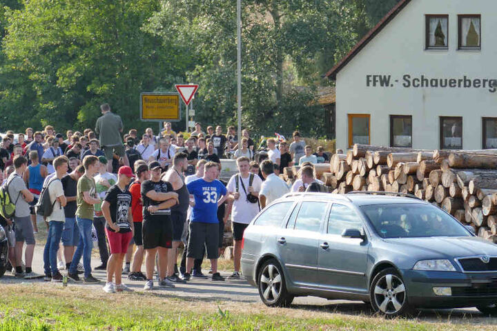 Trotz eines Verbotes kamen viele zum Haus des "Drachenlords". (Archivbild)