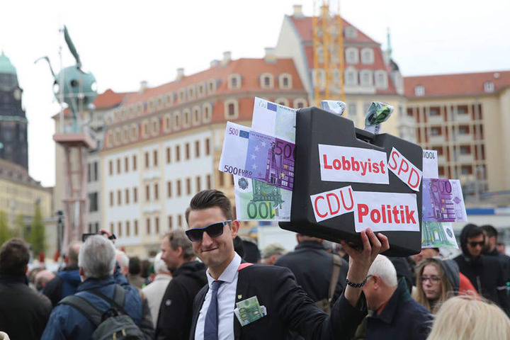 Der Protest gegen das Kunstwerk wurde nicht nur lautstark sondern auch mit (gebastelten) Transparenten und Plakaten bekundet.