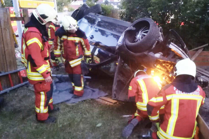 Der Fahrer (27) wurde schwer, zwei weitere Insassen leicht verletzt.