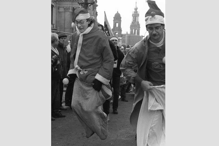 Seit 30 Jahren hüpfen die Weihnachtsmänner in der Staffel über eine Distanz von 1000 Metern um die Wette.