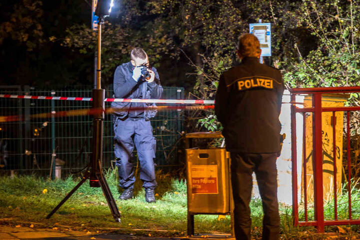 Die Polizei sicherte in der Umgebung Spuren.