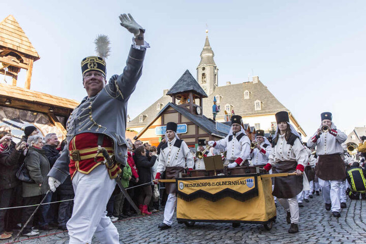 Über 1.000 Trachtenträger ziehen ab 13.30 Uhr von der Wolkensteiner Straße aus vor die St. Annenkirche.