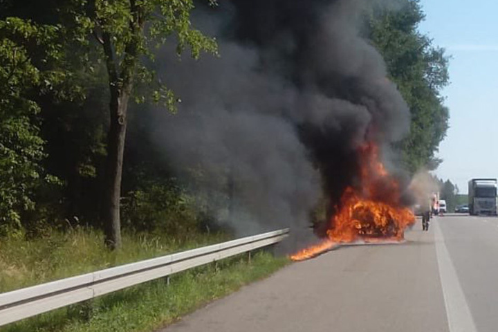 Auf der A93 fing ein Notarztwagen für Säuglinge Feuer und brannte nahezu komplett aus.