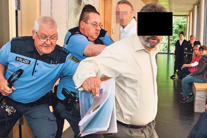 Der „staatenlose“ Willhard Z. gab sich als
Rechtsanwalt aus, konnte nur mit Gewalt aus dem Saal geschmissen werden.