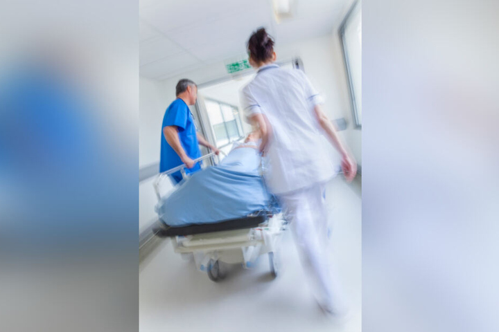 Die Frau wurde umgehend ins Krankenhaus gebracht, doch auch dort konnte ihr nicht mehr geholfen werden. (Symbolbild)