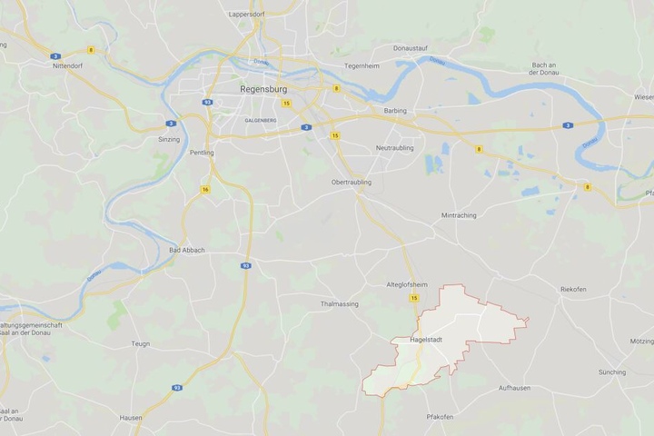 In Hagelstadt im Landkreis Regensburg in Bayern ist es zu einem spektakulären Polizeieinsatz gekommen.