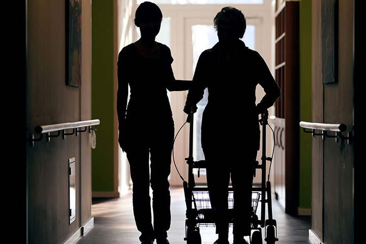 Zu wenig Personal schafft Mehrarbeit: Sachsens Pflegekräfte haben laut Gewerkschaft ver.di 1,5 Millionen Überstunden aufgetürmt.