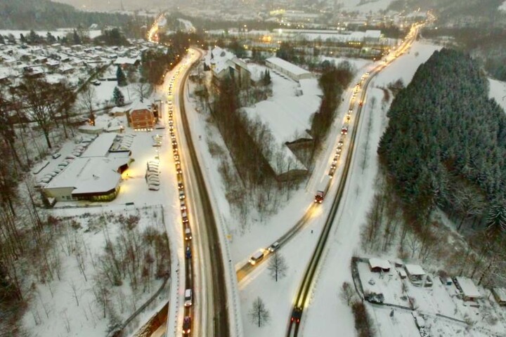 Berufsverkehr im Bereich Aue-Schwarzenberg kam teilweise komplett zum Erliegen.