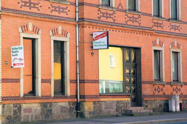 Noch zeugt die Werbung am Haus von besseren Zeiten in der der inzwischen abgewirtschafteten Fleischerei.