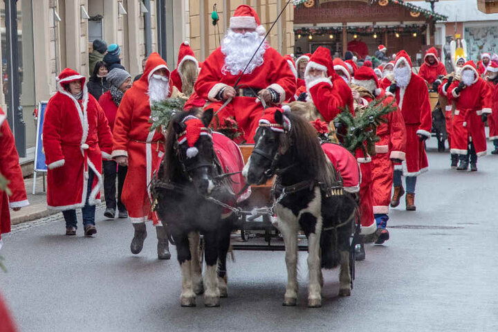 Dutzende Weihnachtsmänner zogen am Samstag durch Zwönitz.
