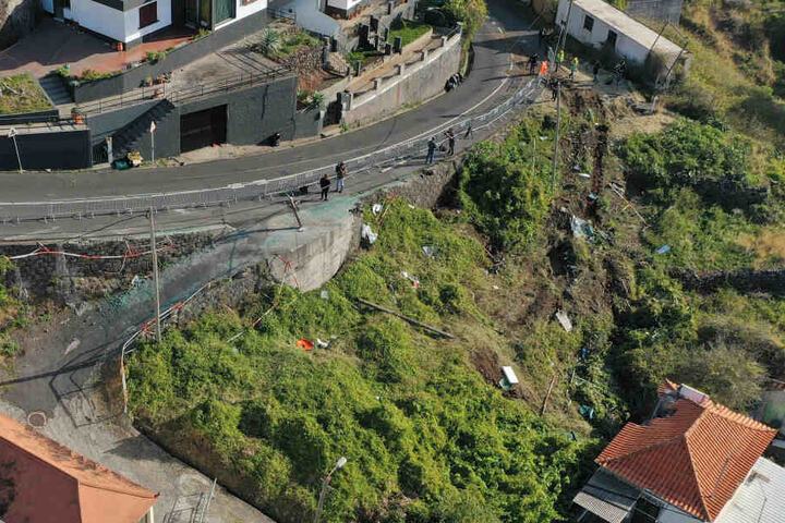 Die Unfallstelle in Canico/Portugal ist zur Straße hin abgesperrt.