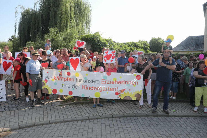 Rund 100 Eltern und Anwohner hatten sich im Juli zu einer Versammlung eingefunden, um die Erzieherinnen zu unterstützen.