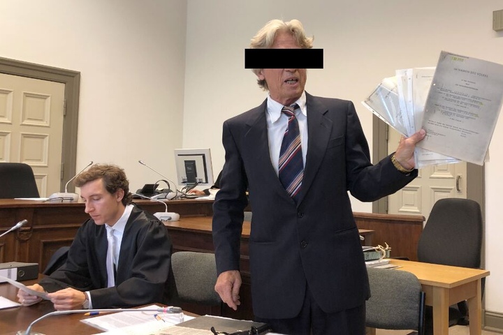 Der angeklagter Serienbankräuber (r) fiel durch seine skurrile Show vor Gericht auf.