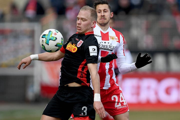 Union-Stürmer Steven Skrzybski (re.) im Zweikampf mit Regensburgs Alexander Nandnik.