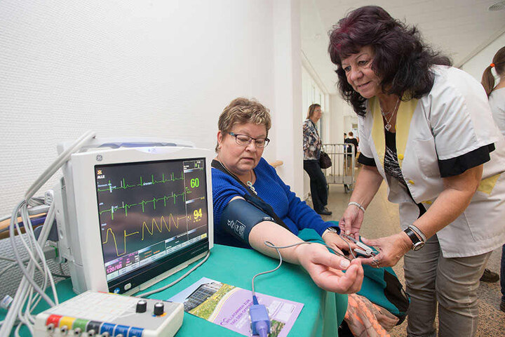 Werte-Check: Gisela Vogel und Sylvia Bonitz testen die Medizintechnik.