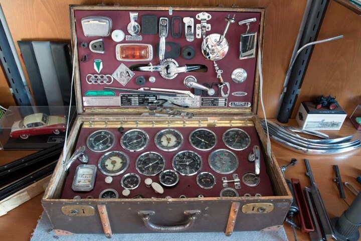 Nachschub aus dem Koffer. Der Vogtländer Jens Scheunert (49) hat einen gut sortierten Ersatzteilhandel für Framo-, IFA- und DKW-Oldtimer aufgezogen.