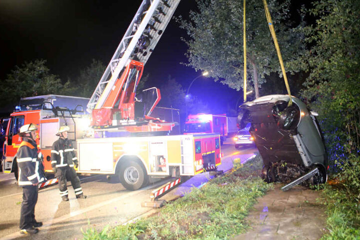 Mit einem Drehleiterwagen zog die Feuerwehr das Auto aus dem Graben und den Abhang hoch.