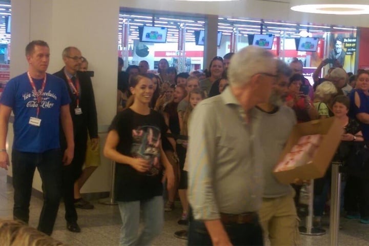 Die Pünktlichkeit in Person: Gut gelaunt betrat Vanessa Mai den Media Markt, um ihren Fans Autogrammwünsche zu erfüllen.
