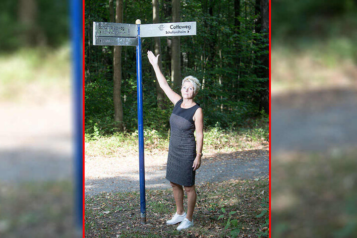 In der Nähe wurde ein Mädchen ermordet: Stadtführerin Veronika Leonhardt (59) zeigt auf den Wegweiser zum Schaftreibeweg.