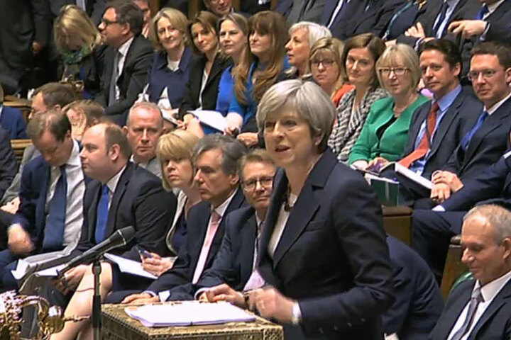 Hat es nicht leicht im Parlament: Theresa May.
