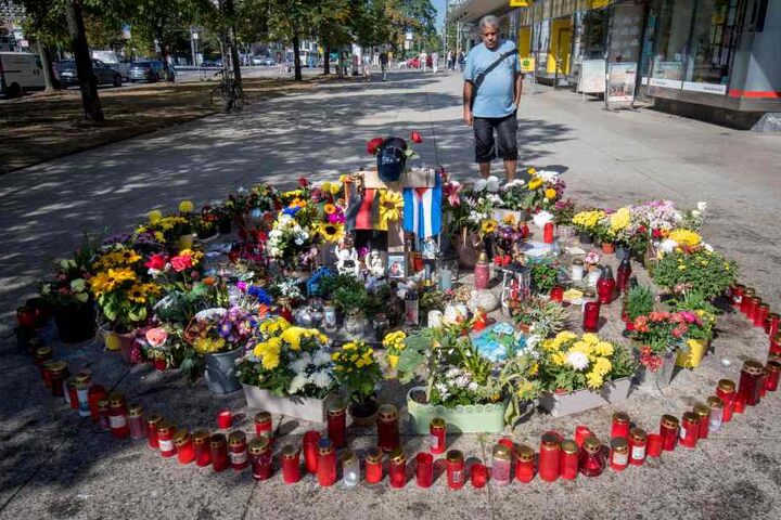 Am Tatort liegen immer noch Blumen, brennen Kerzen. Hier wurde Daniel H. († 35) am Stadtfest-Wochenende erstochen.