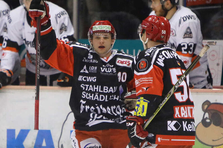 Philipp Halbauer (l.) freute sich im letzten Viertelfinal-Heimspiel gegen Frankfurt über seinen Doppelpack und die tolle Unterstützung der ETC-Fans.