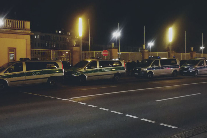 Die Polizei sorgt vor dem Stadion für Sicherheit.
