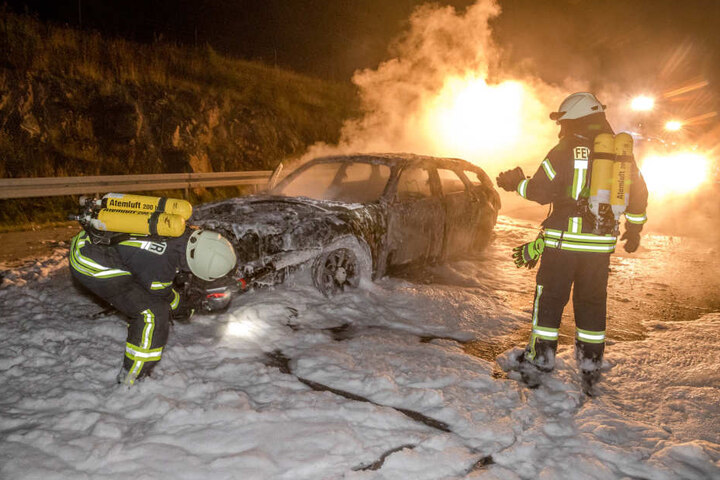Die Insassen des Fahrzeugs konnten sich gerade noch in Sicherheit bringen.