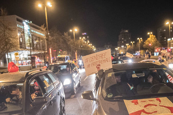 Freunde und Kollegen des "Welt"-Korrespondenten Deniz Yücel fahren in einem Autokorso durch Berlin.