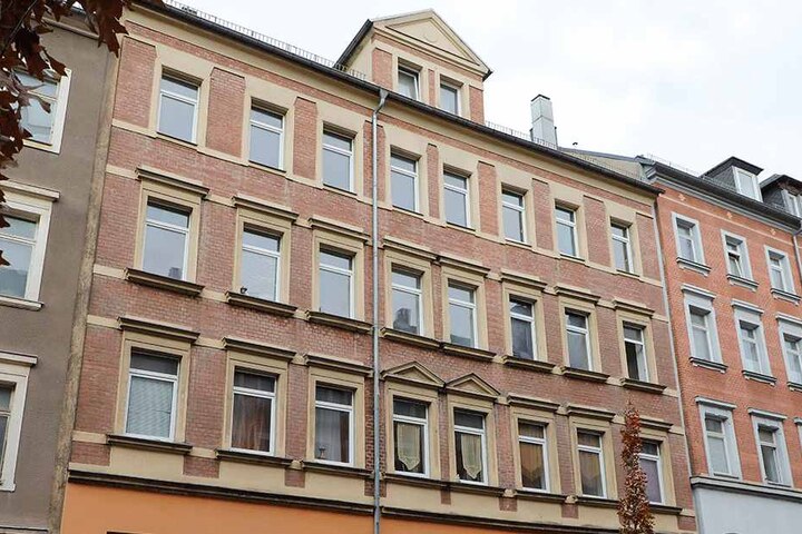 In diesem Haus bastelte der Handwerker an den Rohrleitungen, zapfte Wasser
ab.