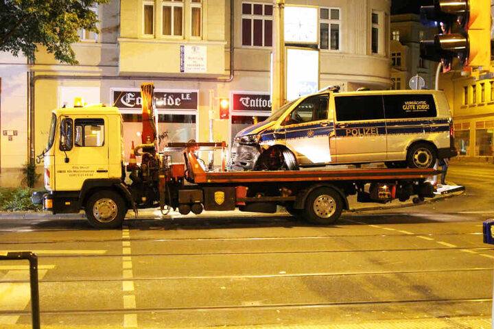 Das Streifenfahrzeug musste abgeschleppt werden.