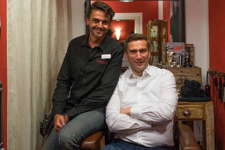 Zufrieden nach getaner Arbeit: Ein wieder bartloser Martin Dulig mit
„Director´s Cut“-Chef Christoph Steinigen (41).