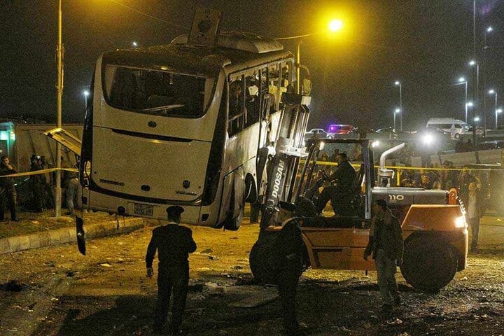 Ein Touristenbus wird nach einem Bombenanschlag abtransportiert. Bei einer Bombenexplosion in der Nähe der Pyramiden von Gizeh in Ägypten sind am Freitag vier Menschen getötet worden.
