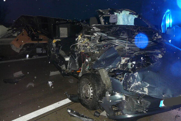Unfassbar! Der Fahrer des Wagens konnte sich selbst befreien - nahezu unverletzt.