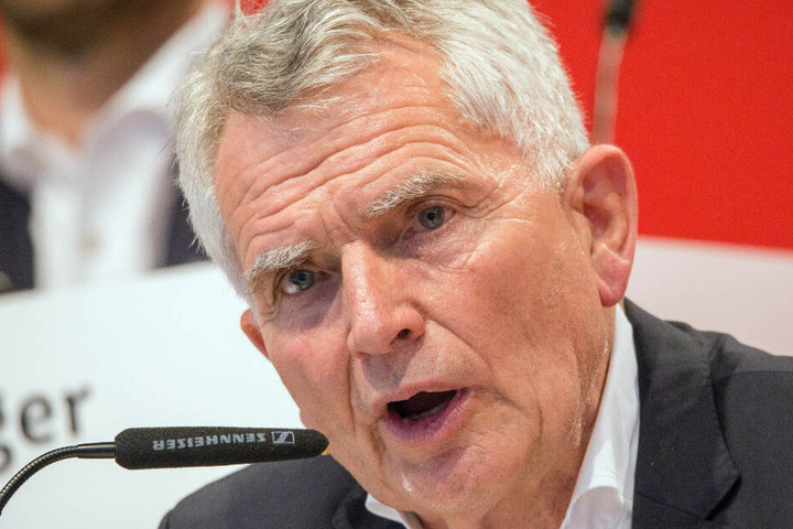 Keine 24 Stunden später trat Wolfgang Dietrich als VfB-Präsident zurück. Der Schnappschuss hält den Moment fest, als Dietrich nach gescheiterter Abstimmung über seine Zukunft die Mitgliederversammlung für beendet erklärt.