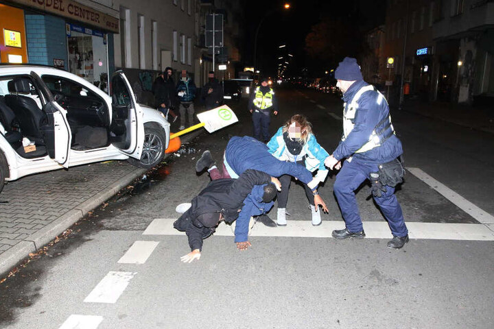 Polizisten und Mitarbeiter der DB-Sicherheit versuchen, den renitenten Mann zu Boden zu bringen.