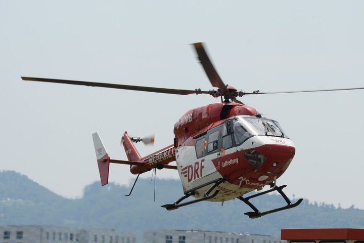 Ein Rettungshubschrauber brachte die lebensgefährlich verletzte Frau in eine Spezialklinik. (Symbolbild)