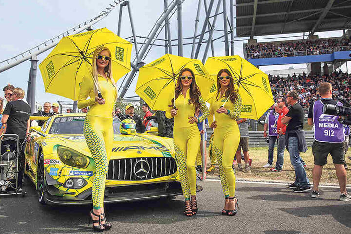 Model Marie-Luise Wintermantel (25) liebt Motorsport - kein Wunder, dass sie auch in der Box eine gute Figur macht.