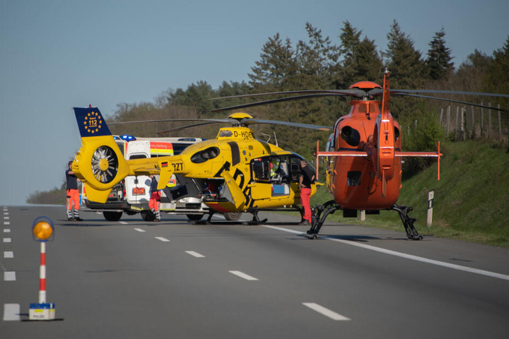Zwei Rettungshubschrauber und ein Krankenwagen brachten die Verletzten ins Krankenhaus.