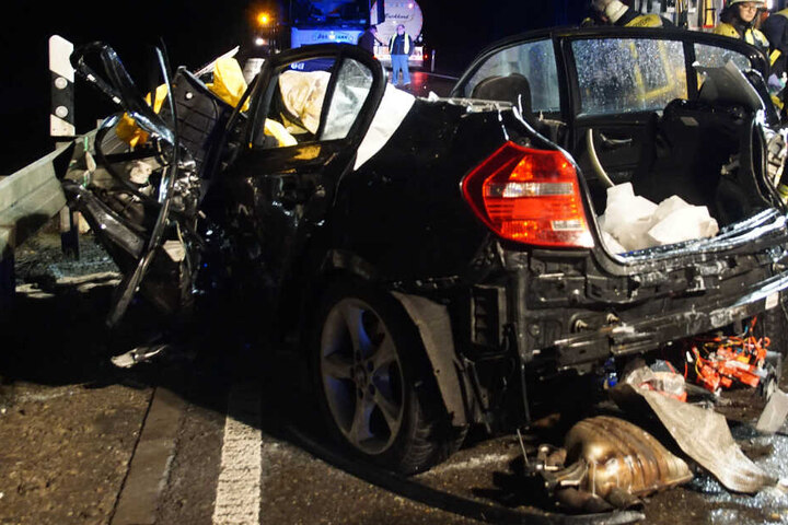 Der BMW-Fahrer erlag noch an der Unfallstelle seinen schweren Verletzungen.
