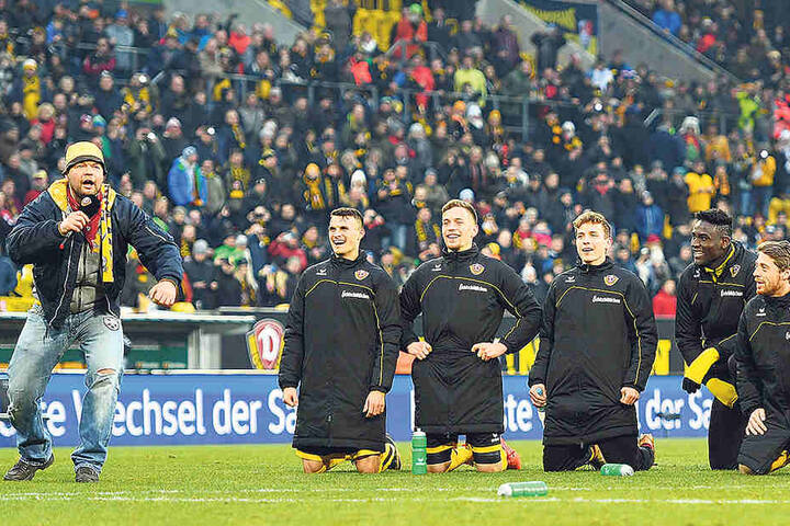 "Capo" Stefan Lehmann (l.) heizte nach der Partie nochmal richtig ein - für ihn war es ein perfekter Abschied.