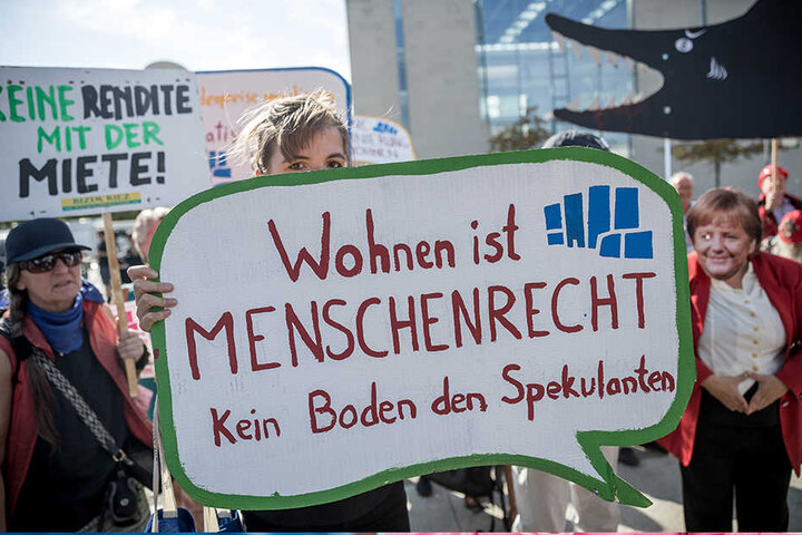 Demonstranten des "Bündnis #Mietenwahnsinn" stehen im September 2018 vor Beginn des Wohngipfels vor dem Bundeskanzleramt in Berlin.