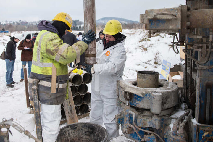 Auf einer Halde bei Altenberg wird ein Bohrkopf für Probebohrungen vorbereitet.