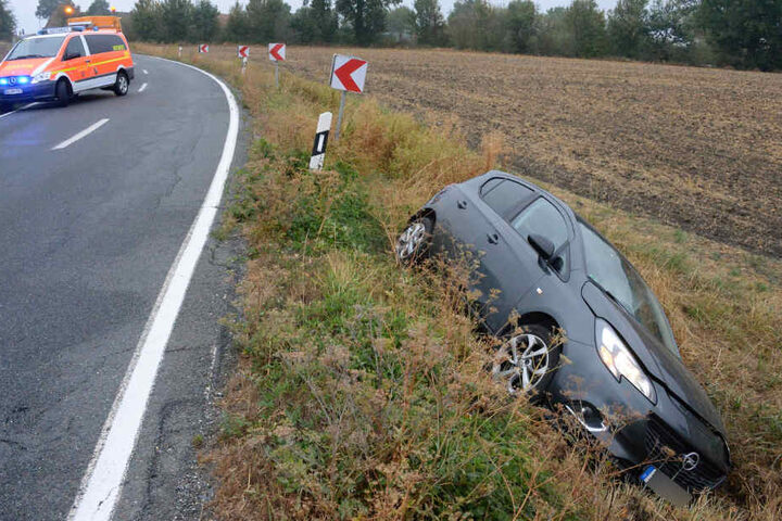 Der Opel Corsa einer 43-jährigen Frau landete im Straßengraben.