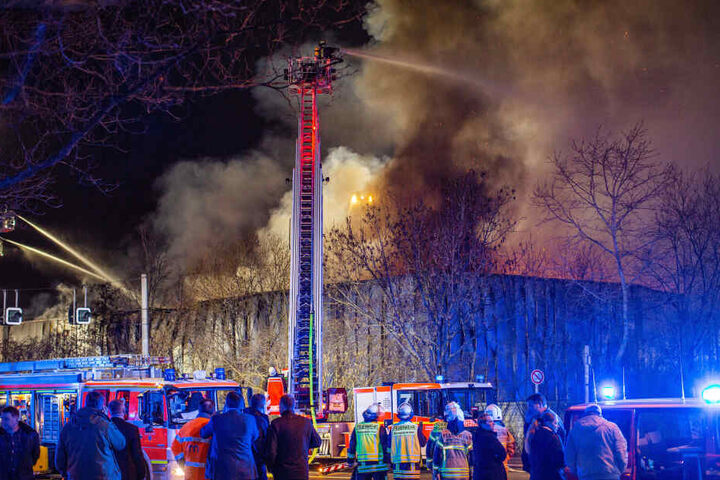Der Großbrand einer Halle der Düsseldorfer Messe mit einem Millionenschaden ist durch Brandstiftung verursacht worden.