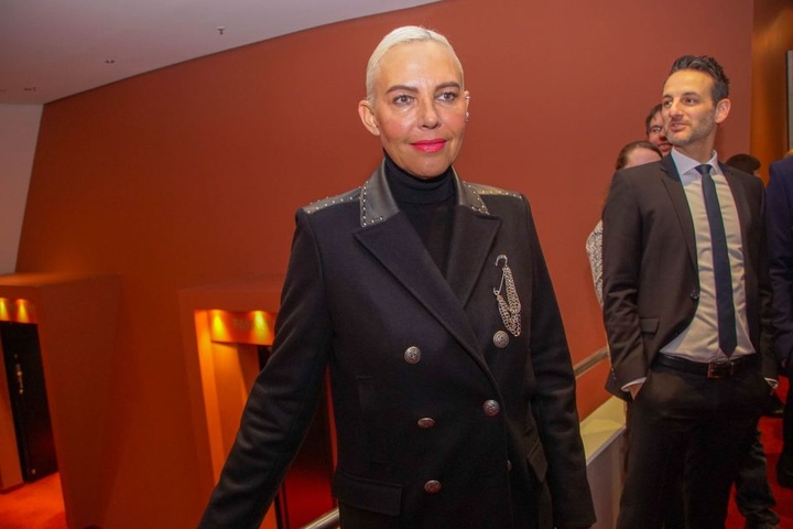 Aus dem Dschungel zur Premiere: Natascha Ochsenknecht besuchte in Stuttgart "Der Glöckner von Notre Dame".