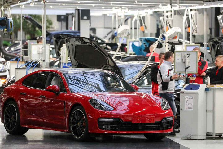 Mitarbeiter des Porsche Werk Leipzig auf dem so genannten Prüffeld.