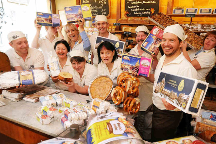 Das Team der Feinbäckerei Jörg Sarodnick verschickt Original Dresdner Christstollen in alle Welt.
