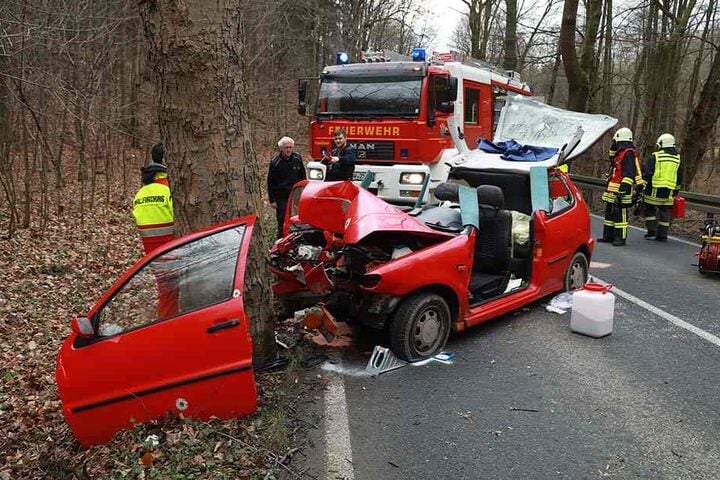 Der VW-Fahrer kam mit schweren Verletzungen ins Krankenhaus.